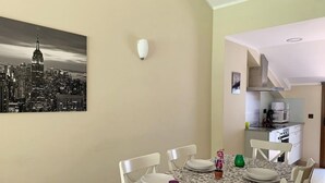 Dining - Llorts (Llorts)