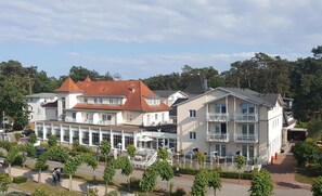 Un hotel de diversos pisos amb un pati central, que combina estils arquitectònics tradicionals i moderns.