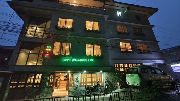 A multi-story hotel with a neon sign for the Parasol Norling Hotel & SPA. - Celosia Parasol Norling Hotel & Spa (Gangtok)
