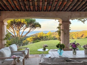 Outdoor dining - Hilltop villa, St-Tropez peninsula, 180° sea view (La Croix-Valmer)