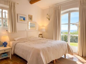 Room - Hilltop villa, St-Tropez peninsula, 180° sea view (La Croix-Valmer)