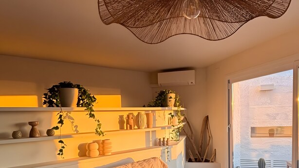 Een moderne woonkamer met een bank, een salontafel en een groot raam.