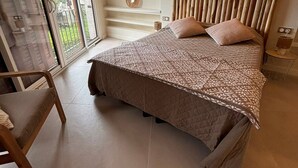 Een slaapkamer met een bed, een raam en een airconditioning.