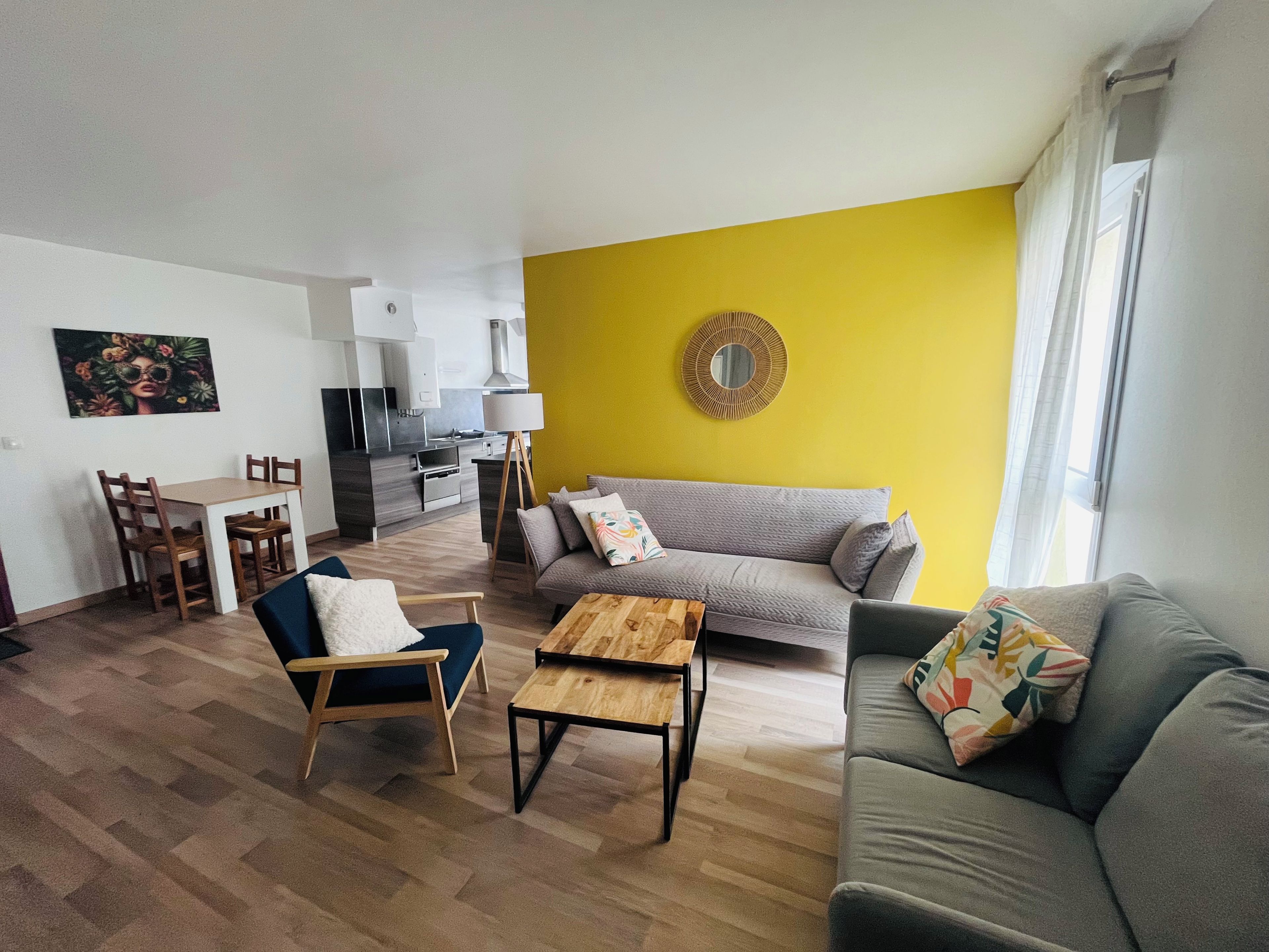Una sala de estar moderna con un sofá, una mesa de centro y un comedor con sillas y una mesa.