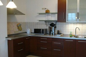 A kitchen with a microwave, coffee maker, and a sink. - Jendrusiak holiday apartment (Krayenberggemeinde)