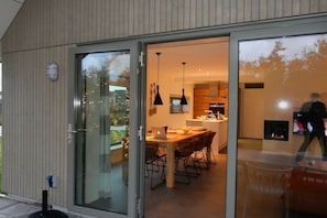 Ein modernes Interieur mit Essbereich, Küche und Kamin.