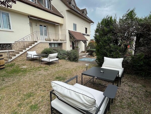 Unclassified image, 1 of 33, button - Alesia (Beaune)