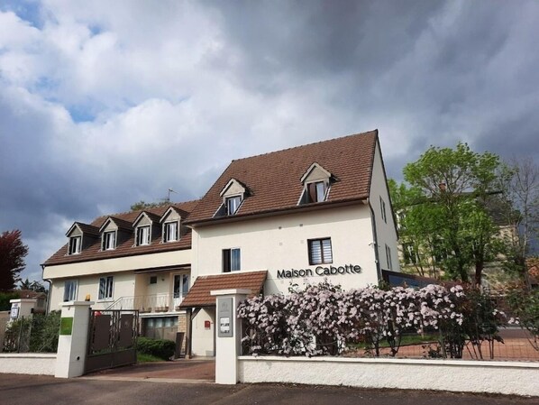 A two-story building with a sign reading 'Maison Cabotte.' - Alesia (Beaune)