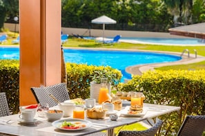 Outdoor dining - Century Resort Villas (Corfu)