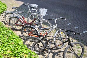 A row of bicycles parked on a paved surface. - Holiday apartment with 2 bedrooms (Stolpe)