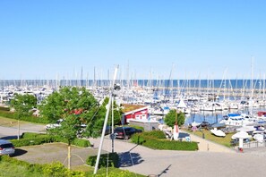 A marina with numerous boats docked, a red building, and a clear blue sky. - Holiday apartment with 2 bedrooms (Stolpe)