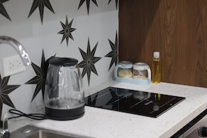Geladeira, cooktop, talheres/pratos/utensílios de cozinha