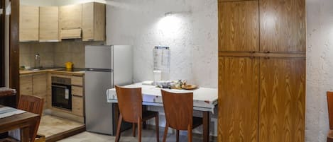 Coffee/tea maker, fridge, oven, stovetop