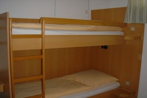 Uma cama box com estrutura de madeira e dois andares.