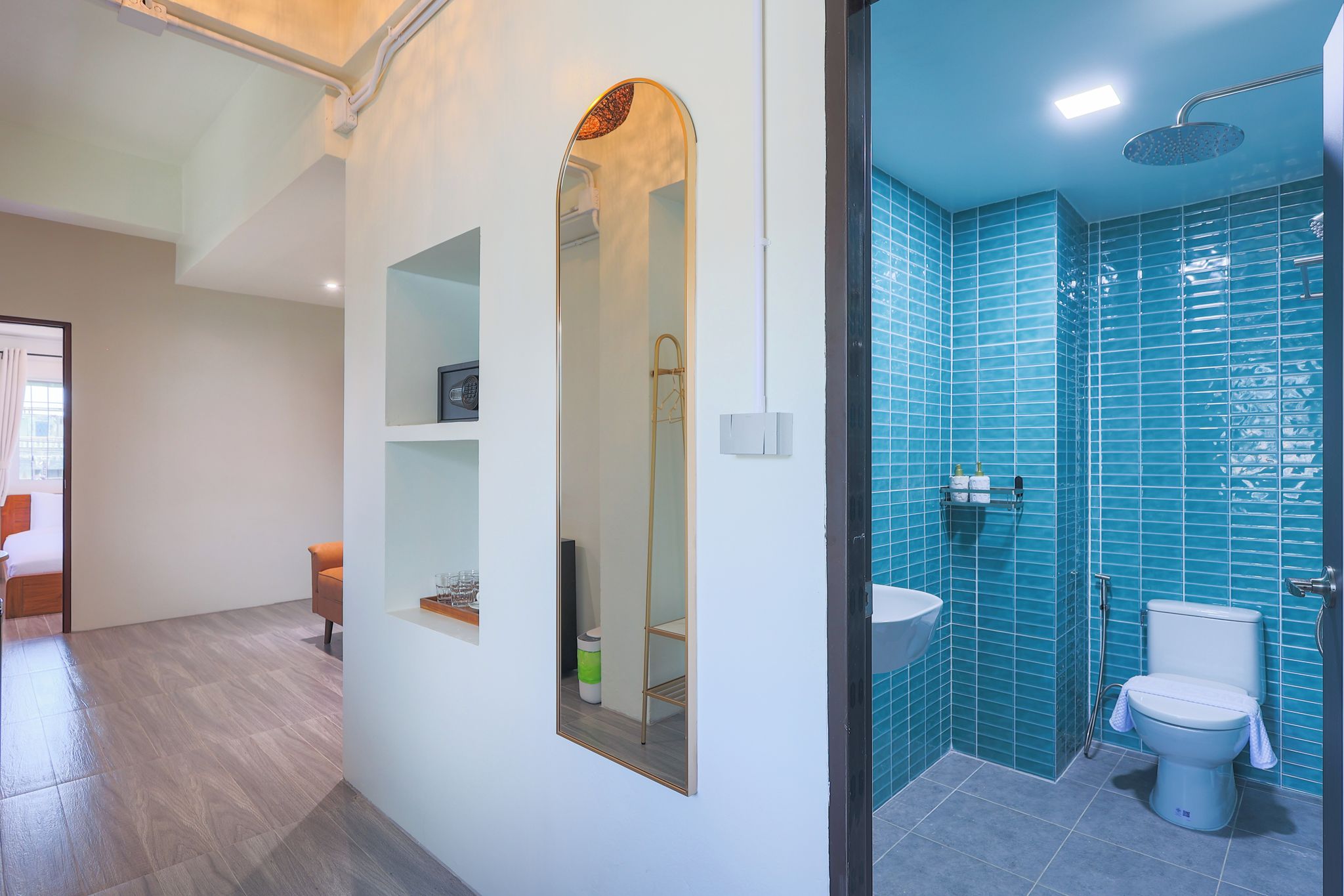 Een moderne badkamer met een douche, toilet en wastafel.