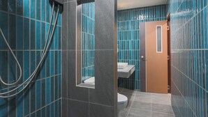 Un baño con ducha, inodoro y lavabo.