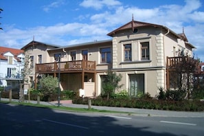A two-story building with a balcony and a sign that reads 'Hotel'. - Villa Käthe "Apartment - 6b" (Kühlungsborn)