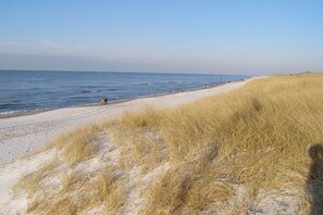 A beach with sand dunes and a clear sky. - Holiday apartment with 2 bedrooms (Rantum)