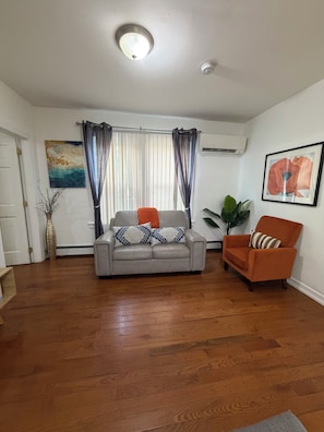 Living area - 2-bedroom house in adorable New Rochelle with AC for relaxing stays (New Rochelle)