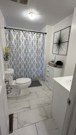 Hair dryer, towels, soap, toilet paper - 2-bedroom house in adorable New Rochelle with AC for relaxing stays (New Rochelle)
