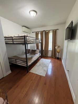 Iron/ironing board, WiFi, bed sheets - 2-bedroom house in adorable New Rochelle with AC for relaxing stays (New Rochelle)