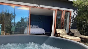Outdoor spa tub - Vrbo Property (Santa Cruz)