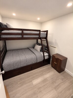 Room - Delightful 1-bedroom cabin in Anchorage perfect for a cozy getaway (Anchorage)