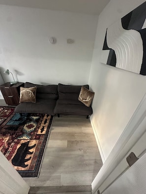 Living area - Delightful 1-bedroom cabin in Anchorage perfect for a cozy getaway (Anchorage)