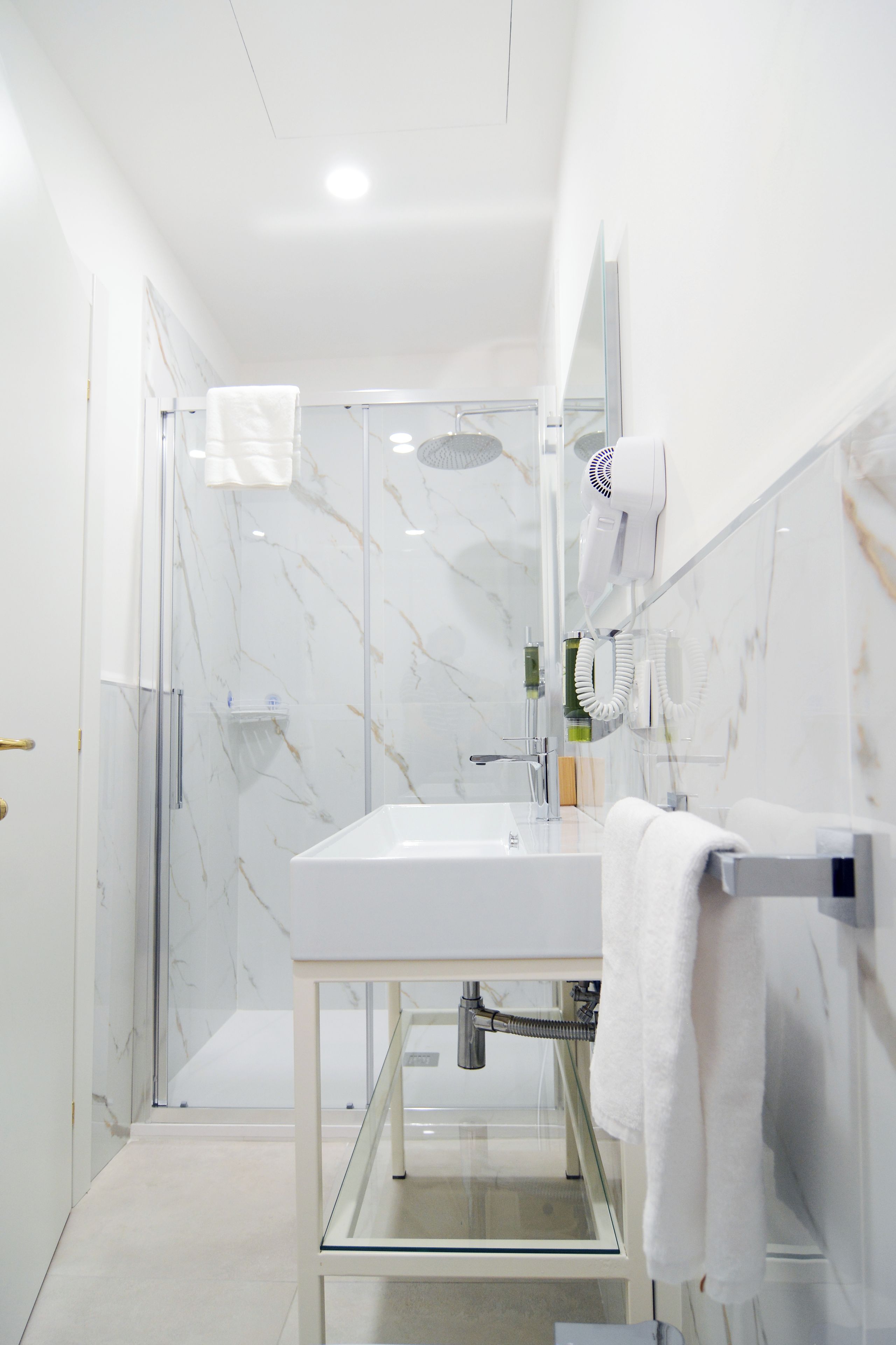 Superior Room, City View | Bathroom | Hair dryer, towels