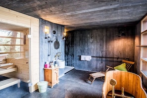 A rustic bathroom with a wooden bench, a sink, and a towel rack. - Hollmann am Berg - Toni (Ebene Reichenau)