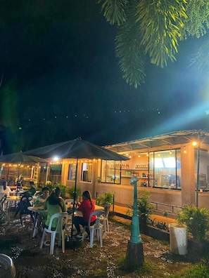 Outdoor dining - Northland Resort Hotel (Manapla)