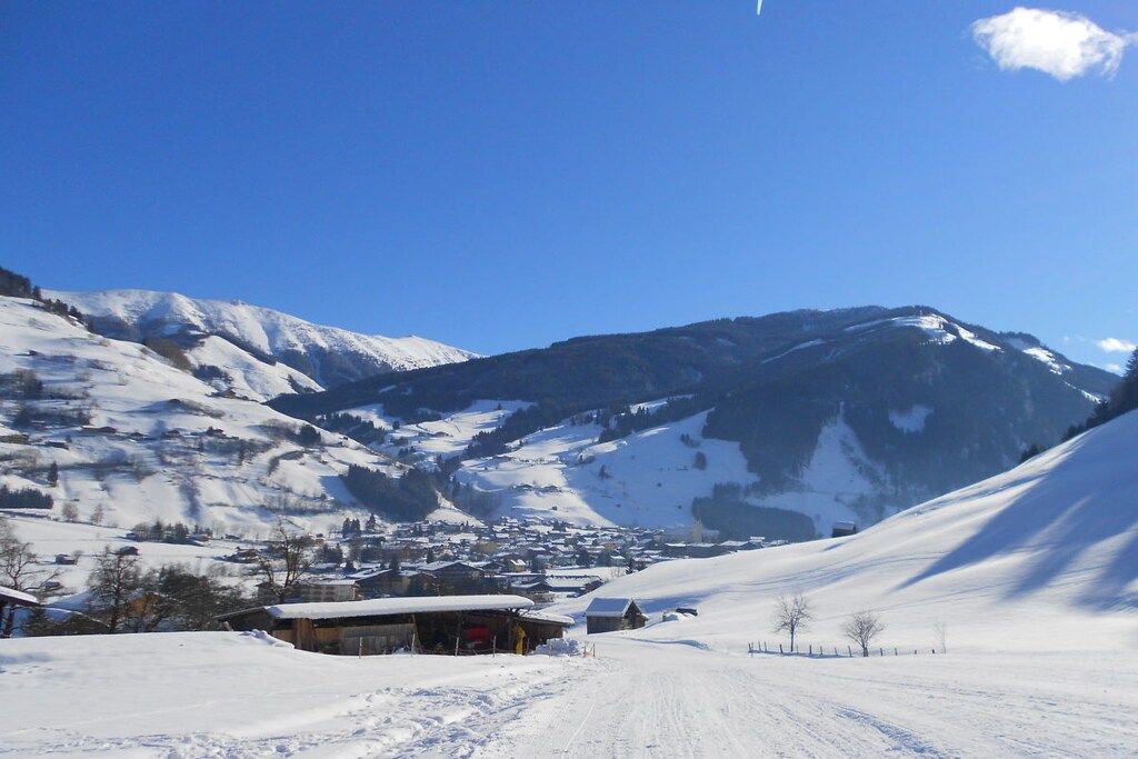 Un paysage de montagne enneigé, sous un ciel dégagé.