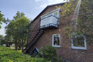 A brick building with a sign indicating 'RECEPTION HABEN 10' and a staircase leading to an upper level. - Holiday apartment with 3 bedrooms (Ostseebad Dierhagen)