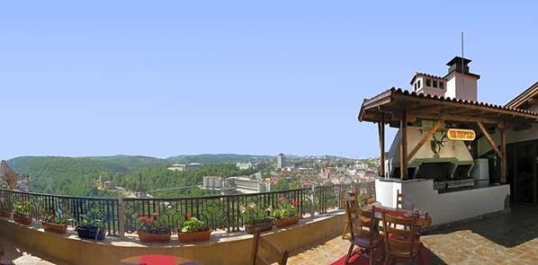 Outdoor dining - Bolyarski Meridian (Veliko Tarnovo)