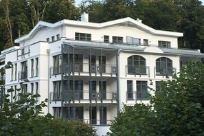 Un edificio de varios pisos con balcones y ventanas amplias.