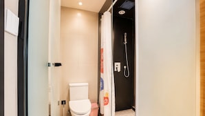Baño pequeño con inodoro, bidé y ducha.