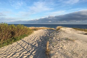A sandy beach path leading to the sea with overcast skies. - Holiday home with 2 bedrooms (Dierhagen)