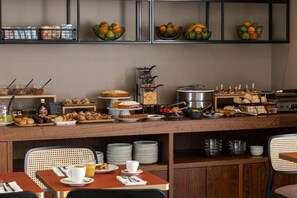 Ein reichhaltiges Buffet mit verschiedenen Speisen und Getränken.