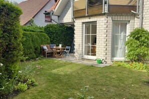 A house with a patio, a table, and chairs. - Holiday apartment “Walter” on the Baltic Sea (Zingst)