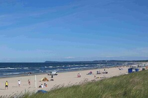 A beach with tents, a van, and people. - Holiday apartment with 2 bedrooms (Karlshagen)