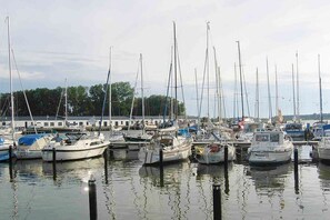 A marina with multiple boats docked at wooden piers. - Holiday apartment with 2 bedrooms (Karlshagen)