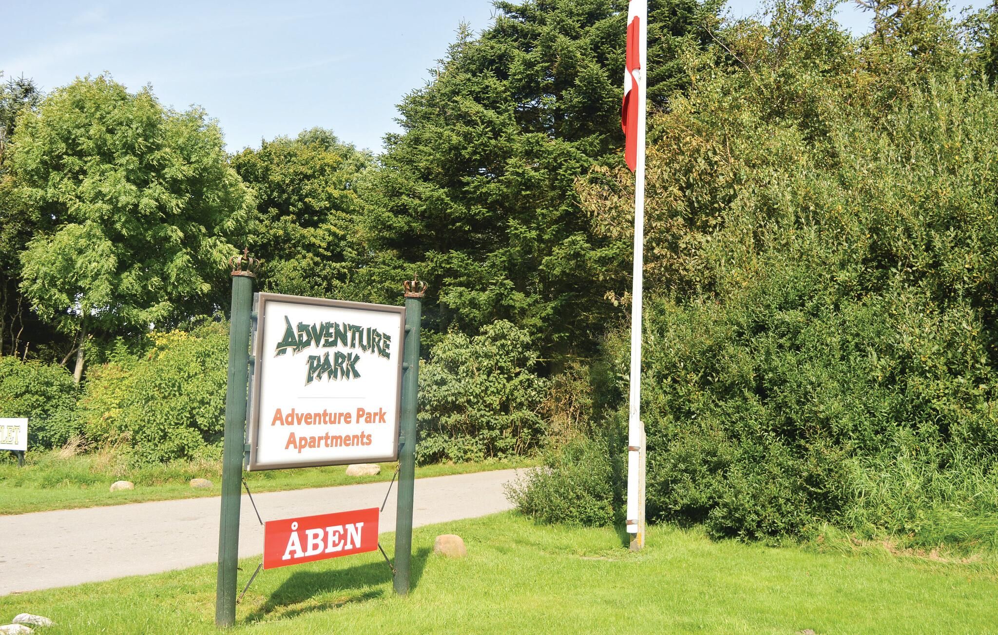 Skilt for Adventure Park Apartments, med en tydelig sti hen til det.