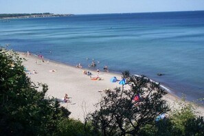 A beach with people, umbrellas, and a clear sky. - Terraced house - 1 bedroom - 40 sqm (Ostseebad Rerik)