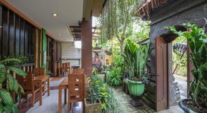 Outdoor dining - Capital O Dante Guesthouse Bali (Gianyar)