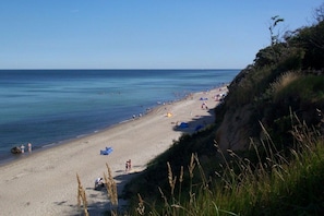 A beach with people, tents, and a clear sky. - on the Baltic Sea - semi-detached house (Rerik)