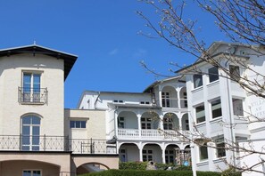 A multi-story building with a balcony and arched windows. - Holiday apartment with 1 bedroom (Sassnitz)