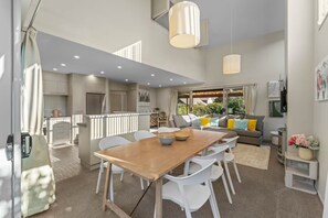 Ein modernes Interieur mit Essbereich, Küche und Wohnbereich.