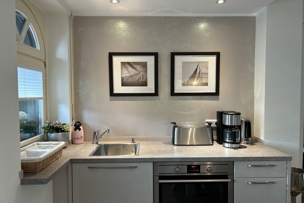 Coffee/tea maker, fridge, oven, stovetop
