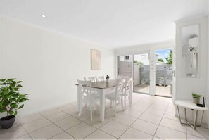 Dining - Direct Hotels - Breeze On Brightwater (Sunshine Coast)