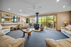 Living area - Ulladulla Guest House (Ulladulla)